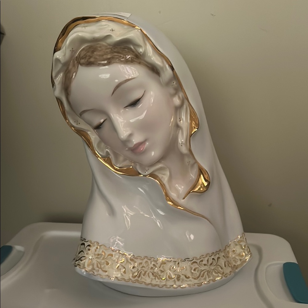 Aldo Elegant Gold and White Sculpture